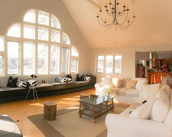 Perfect location ! Harbor Breeze is on Camden Harbor & walking distance to town - Camden - Living room