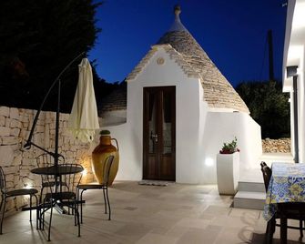 Unique Trullo enchantment among olive trees - ノーチ - テラス