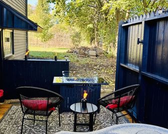 Boutique Studio Retreat Hot Tub+Fire Table Private Deck! - Fayetteville - Patio