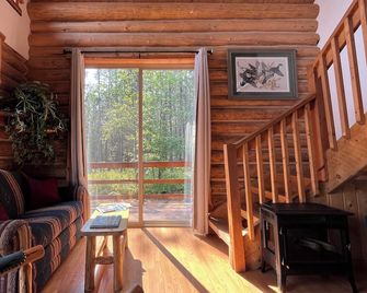 1 BR+ Loft, Log Cabin With Lakeview, Sleeps 4, 5 mins to Glacier - West Glacier - Sala de estar