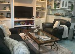 Comfortable, Cozy, & Private Basement Suite Near Stone Mtn & Downtown Lilburn - Lilburn - Sala de estar