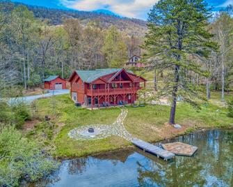 Lakefront cabin with a balcony, firepit, wet bar, washer/dryer, dock, & AC - Mills River - Outdoors view