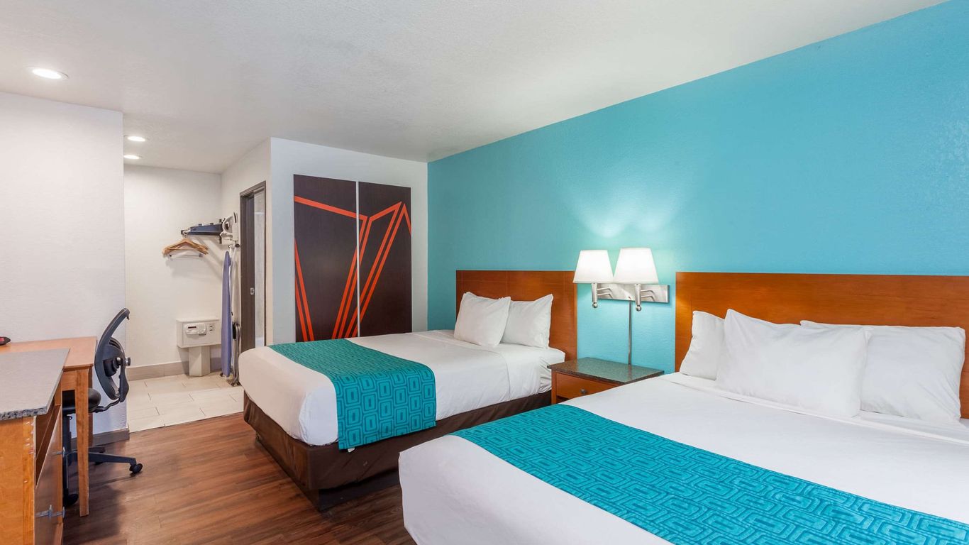 Howard Johnson by Wyndham National City/San Diego South