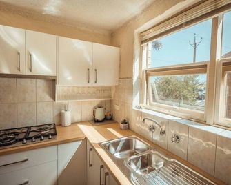 Gorgeous Balcony Riverview Apartment - Glenelg North - Kuchyň