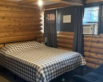Recently Updated Beachfront Resort Cottage #3 - Port Austin - Bedroom