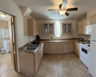 Cozy, peaceful home in quiet neighborhood. Permit #03015 - Alamosa - Kitchen
