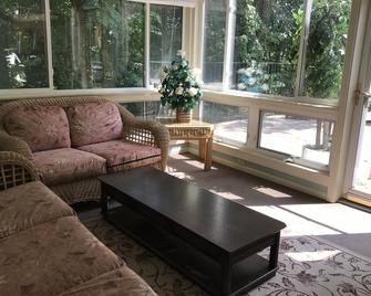 Enjoy Florida in Illinois; House on Island with Pool - East Moline - Living room