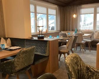 Familienzimmer mit Dusche, WC - Haus Central - Schladming - Restaurant