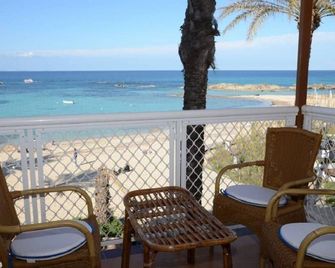 Es Pujols: Apartment on the seafront of Es Pujols with splendid views - Es Pujols - Balkon