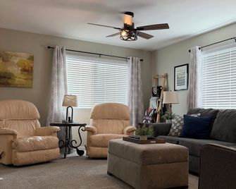 Rare four Bedroom MeadviewVacation Home - Grand Canyon West-Skywalk - Meadview - Olohuone