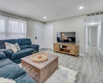 Welcome to UR Perfect Getaway! - Ann Arbor - Living room