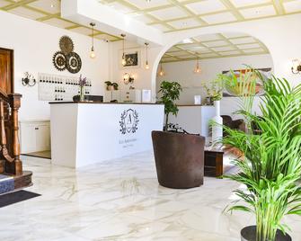 Hôtel les Arbousiers - קאלבי - דלפק קבלה