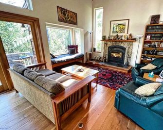Forest Getaway Cozy, Inviting Cabin w Deck - Inverness - Sala de estar