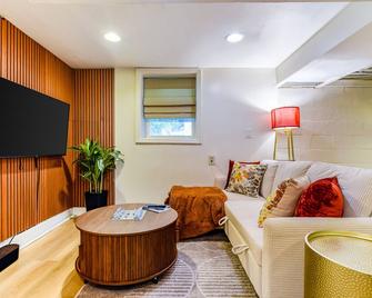 7even Clouds Éclair- Cozy basement nest near NE DC - Hyattsville - Living room