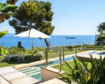 Waterfront Villa on peninsula 5 to 10 min Monaco - Mónaco - Piscina
