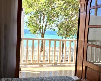 Byblos Mare-The Exclusive Beach Front Villa - Skala Sotiros - Balcón