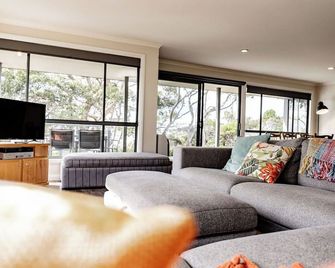 Total ~ Allure ~ - Bicheno - Living room