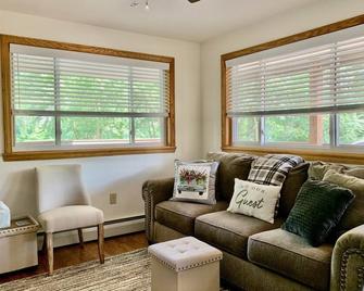 Cozy River Retreat-Gorgeous river views! - Franklin - Sala de estar