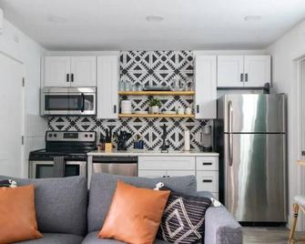 Cozy Bohemian Condo with Pool by Barclé - Nashville - Cocina
