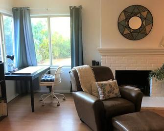 Beach House In Sherman Oaks! - Van Nuys - Living room