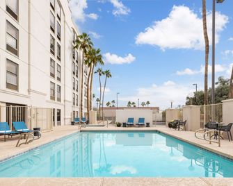 Hampton Inn Phoenix/Chandler - צ'נדלר - בריכה