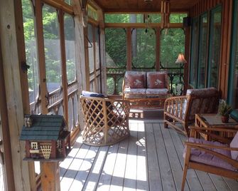 'Muskoka Rustic Beauty' Located on Beautiful Six Mile Lake! - Port Severn - Balcony