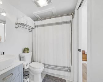 Freetown Flat - Beautiful, Unique, Central! - Lafayette - Bathroom