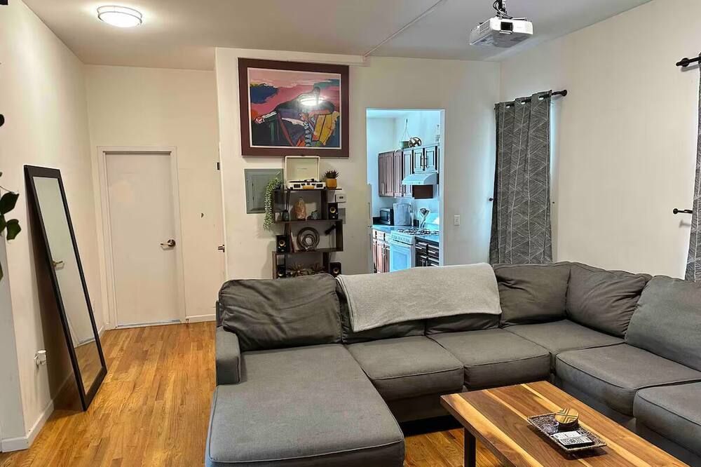 Charming 1-bedroom apartment in Brooklyn with Projector, 25 mins to Manhattan - بروكلين - غرفة معيشة