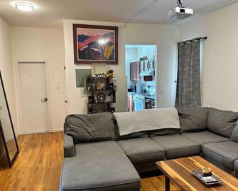 Charming 1-bedroom apartment in Brooklyn with Projector, 25 mins to Manhattan - Brooklyn - Sala de estar