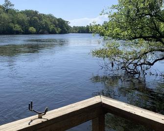 Butterfly Crossing peaceful getaway on the historic Suwannee. Fish, Boat, Relax - Branford