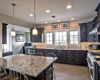 Large Ocean Side Home With Beautiful Views - Beach Haven - Keuken