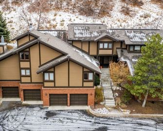 Cottonwood Cove - New Hot Tub - West Valley City - Building