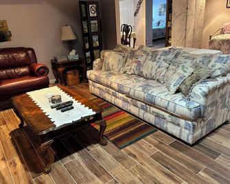 Fenton Oasis - Fenton - Living room