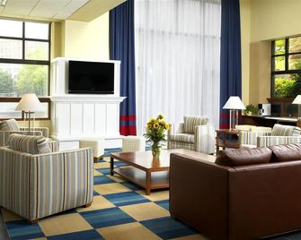 فور بوينتس باي شيراتون فيلادلفيا إيربورت - فيلادلفيا - غرفة معيشة