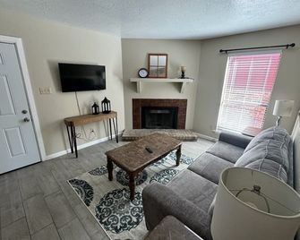 Cozy corporate apartment in Hobbs with WiFi, AC - Hobbs - Living room