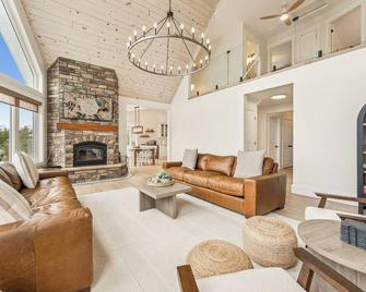 Driftwood Luxe Lakefront Retreat - Tobermory - Tobermory - Living room