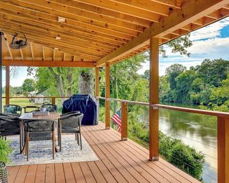 Modern, Riverfront Family House With Bal - Arkadelphia - Balkon