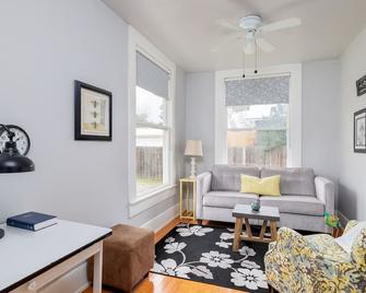 Cozy Little Cottage In Old Town - Georgetown - Living room