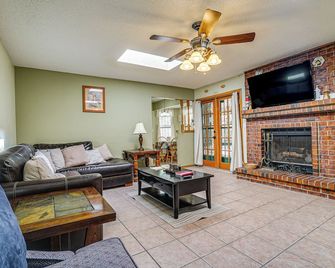 Pet-Friendly El Paso Home about 9 Mi to Fort Bliss! - El Paso - Sala de estar