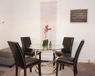 Tyrone Haven Entire 2 Bedroom House near Delgrosso Park - Tyrone - Dining room