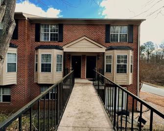 Recently Renovated Condo! - Athens - Building