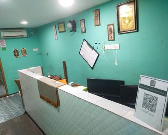 OYO 90742 I-Home Hotel - Seri Iskandar - Front desk