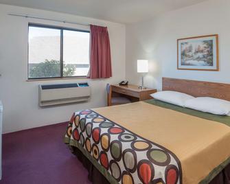 Super 8 by Wyndham Salmon Arm - Salmon Arm - Bedroom