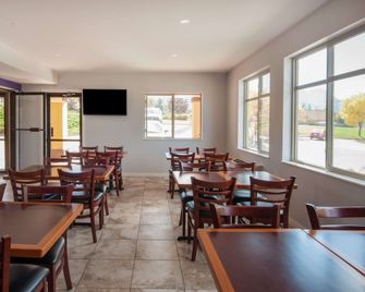 Super 8 by Wyndham Salmon Arm - Salmon Arm - Restaurant