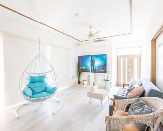 West Coast Villa Shirahama - Shirahama - Living room