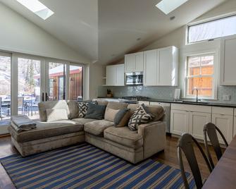 Minturn River Cabin with Hot Tub and NEW Air Conditioning - Minturn - Living room