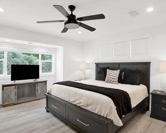 Love Shack in Foley/ Hot Tub / Modern Cozy - Foley - Bedroom