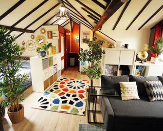 Studio 'Sous les Toits' - Charmant et calme - Gare et Tram à 4 min - Hawr - Pokój dzienny