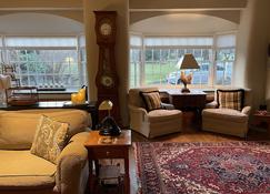 Charming Home Close To Everything - Berwyn - Living room