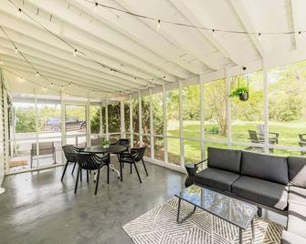 Rosé All Day: Wine Country Getaway! Walk to Dining - Crozet - Patio